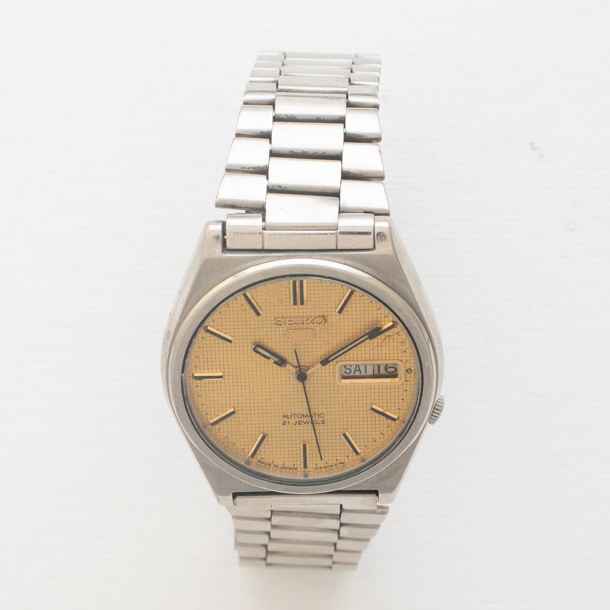 Vintage Seiko 5 7019-8180 wristwatch alternate front view