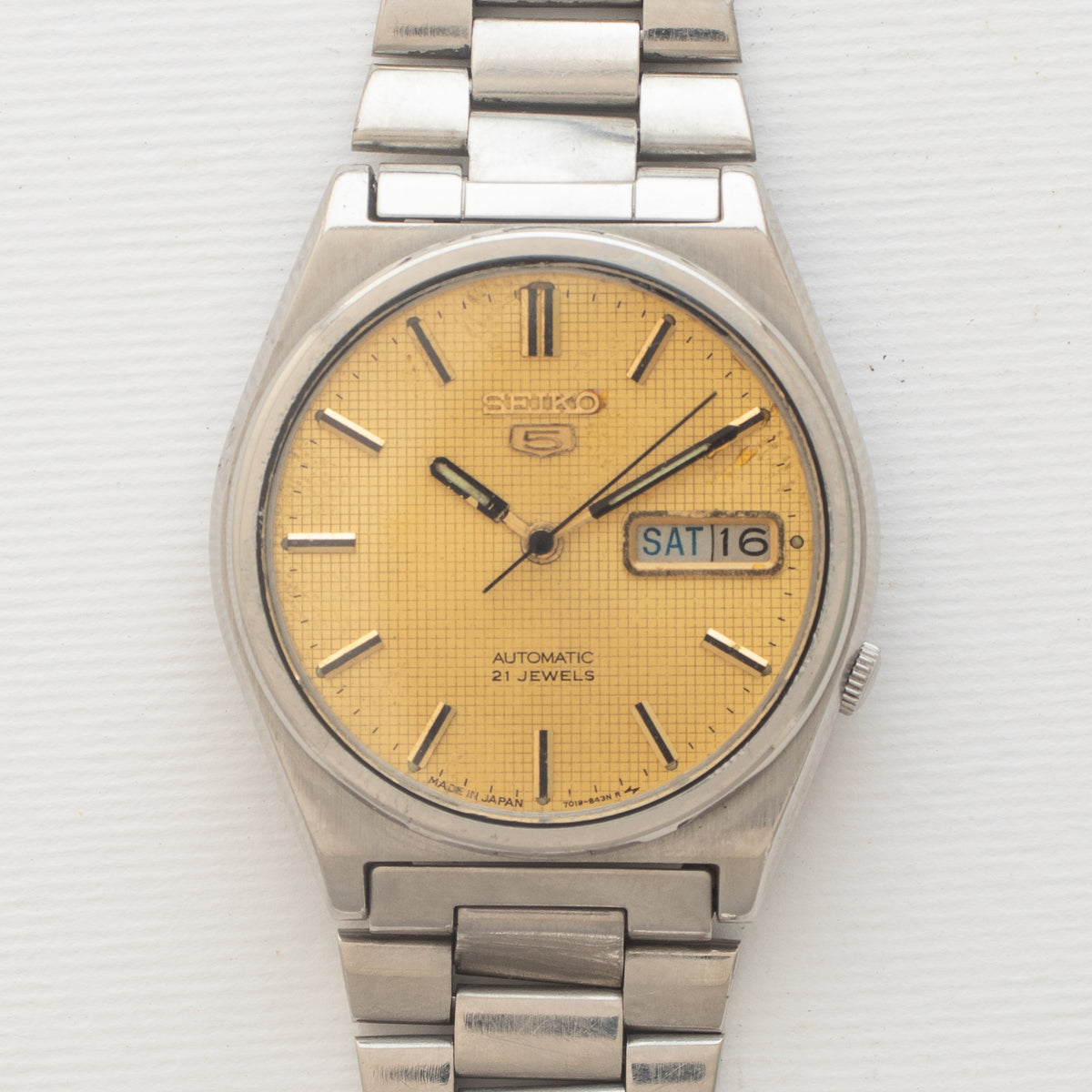 Vintage Seiko 5 7019-8180 wristwatch additional front view