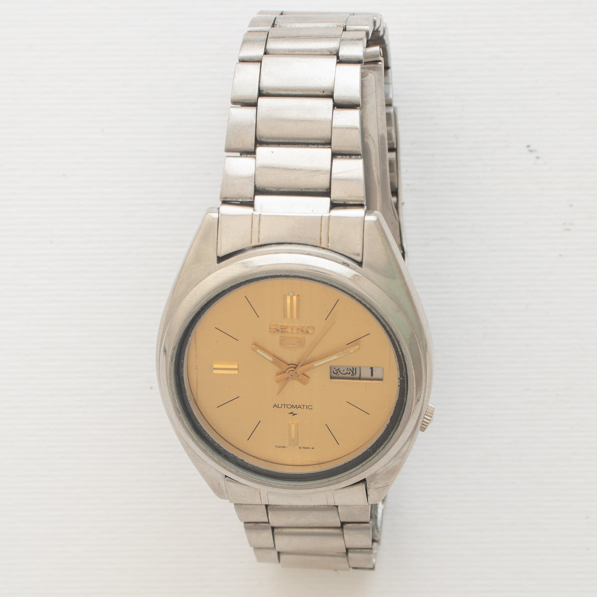 Vintage Seiko 5 7009-8742 wristwatch alternate front view
