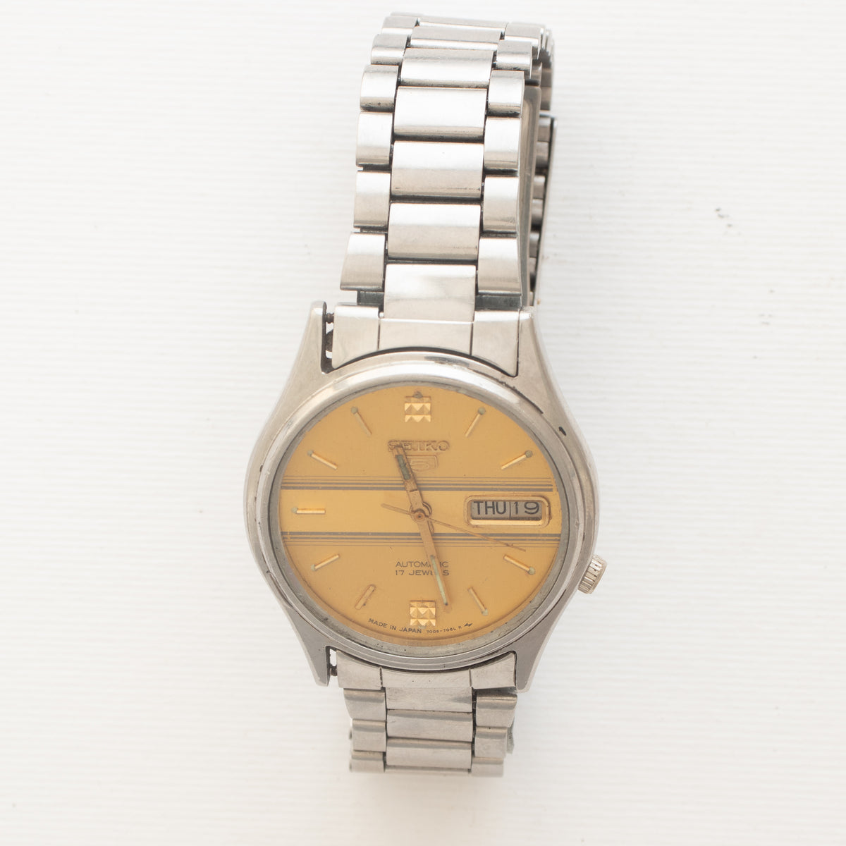Vintage Seiko 5 7009-7031 wristwatch alternate front view