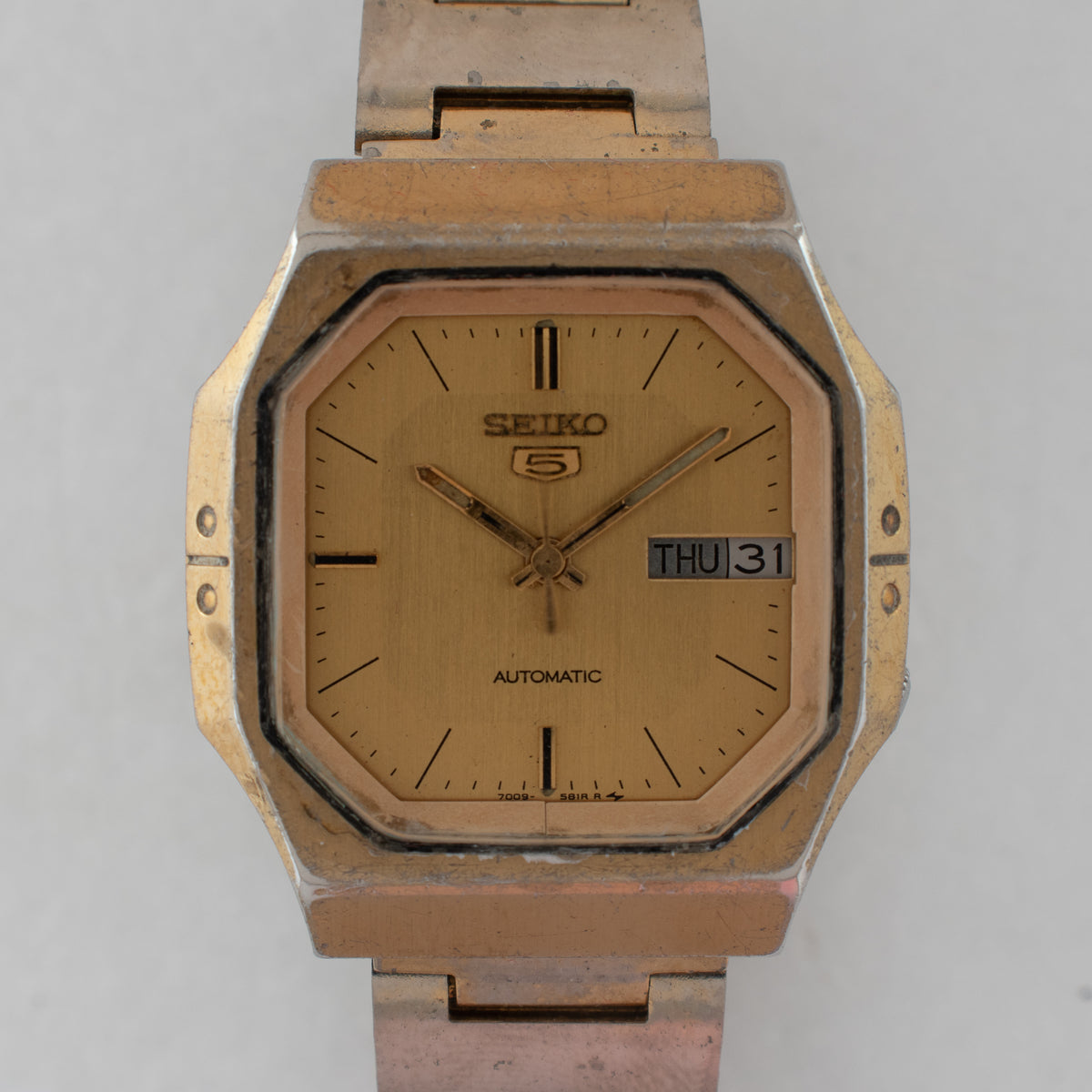 Vintage Seiko 5 7009-5620 Automatic 17J Gold Dial Day Date Wristwatch