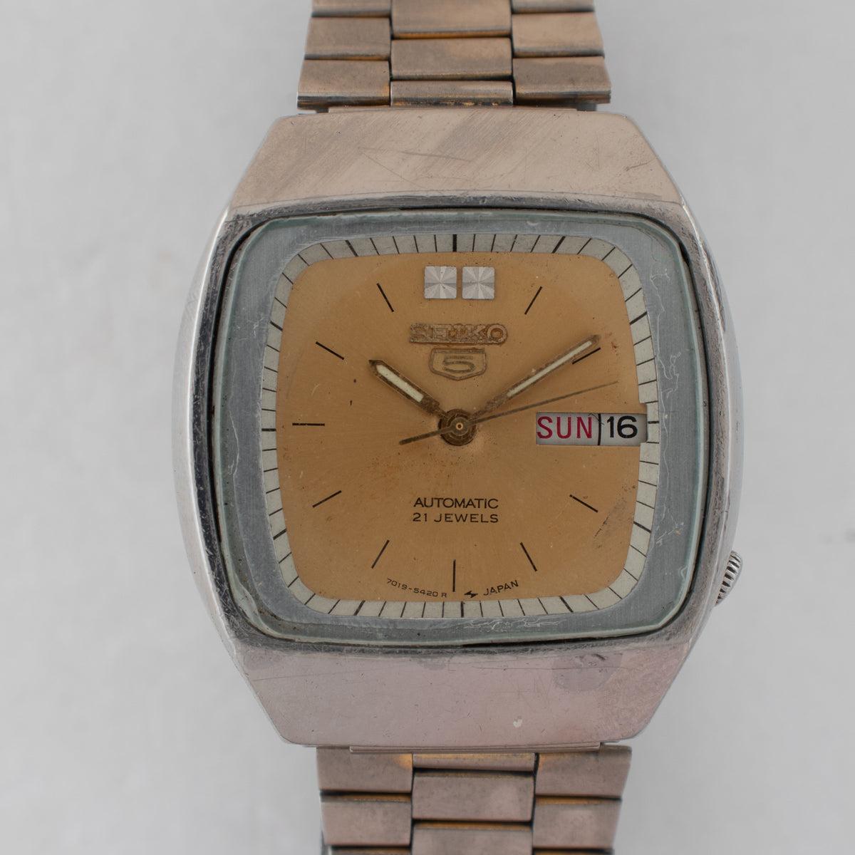 Vintage Seiko 5 7019-5420 R Automatic 21J Gold Dial Day Date Wristwatch