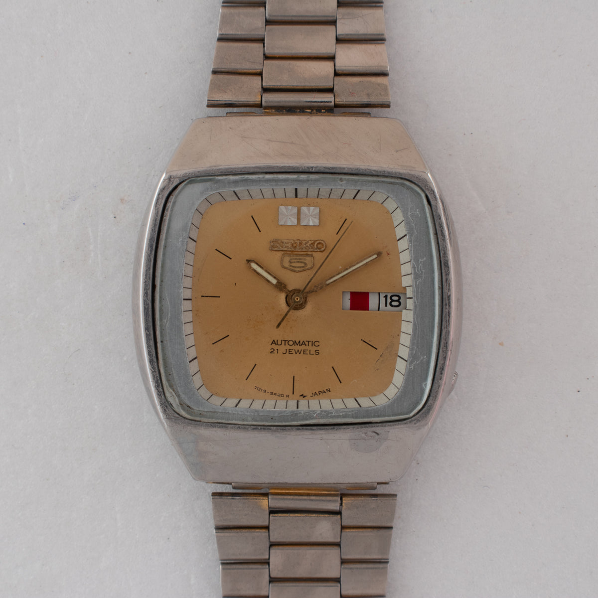 Vintage Seiko 5 7019-5420 R Automatic 21J Gold Dial Day Date Wristwatch