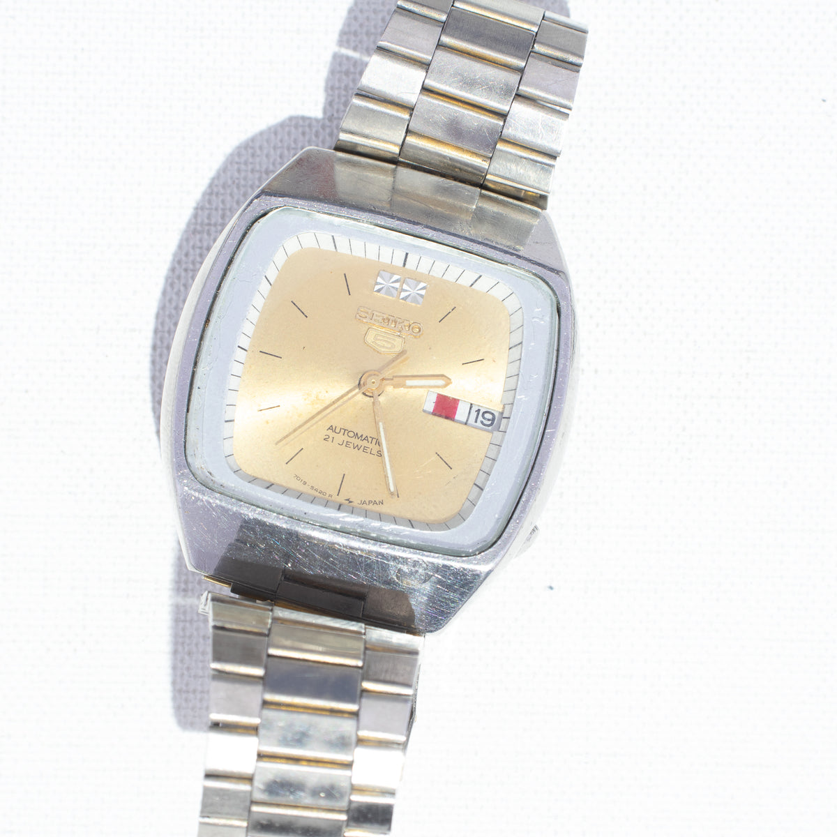 Vintage Seiko 5 7019-5420 R Automatic 21J Gold Dial Day Date Wristwatch