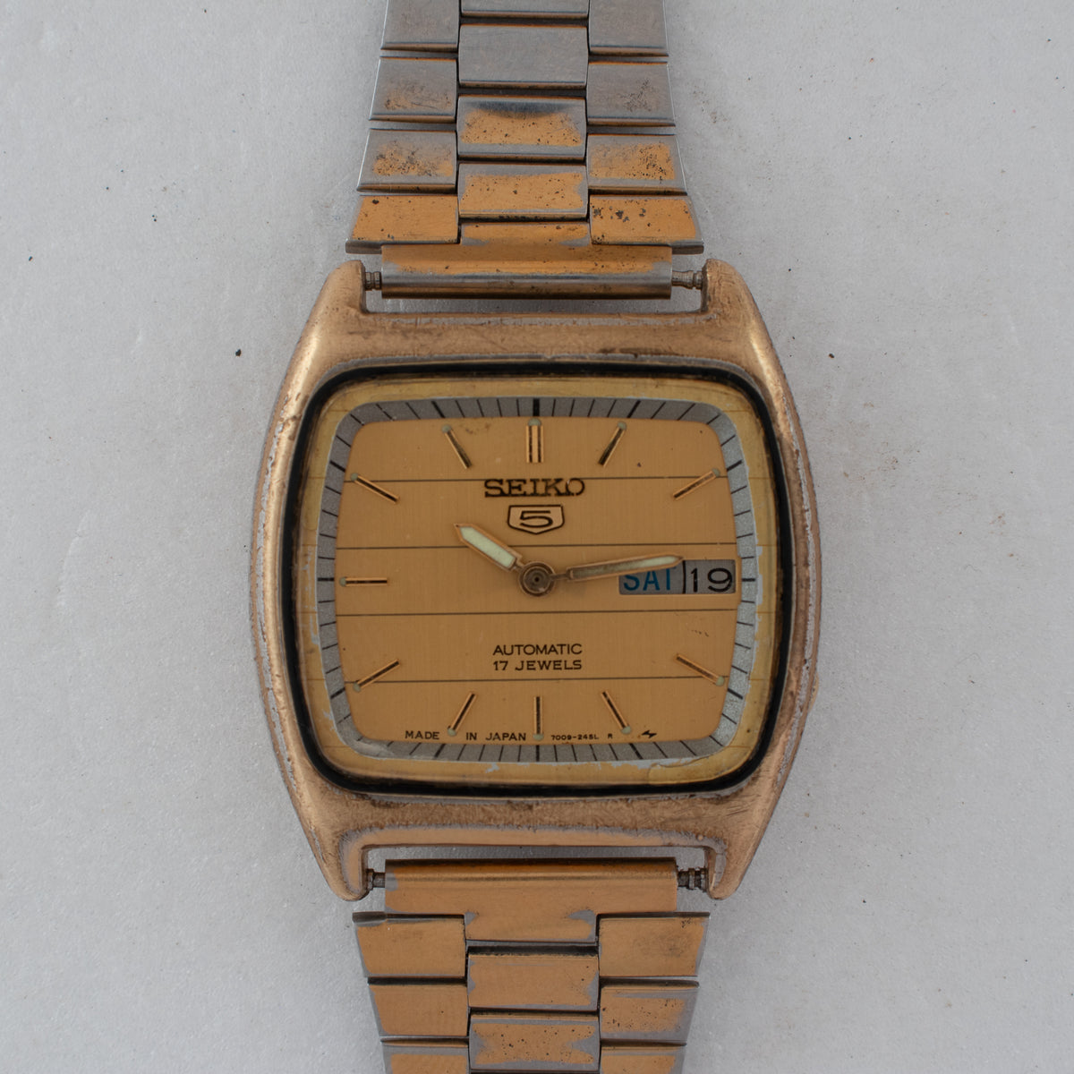 Vintage Seiko 5 7009-2031 Automatic 17J Gold Dial Day Date Wristwatch