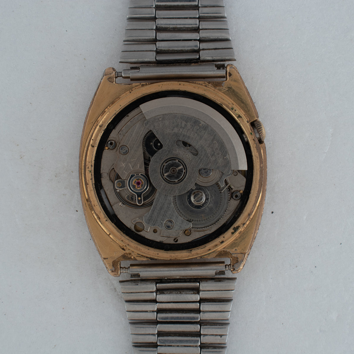 Vintage Seiko 5 7009-2031 Automatic 17J Gold Dial Day Date Wristwatch