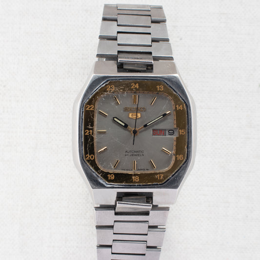 Vintage Seiko 5 7019-520B Automatic 21J Silver Dial Day Date Wristwatch
