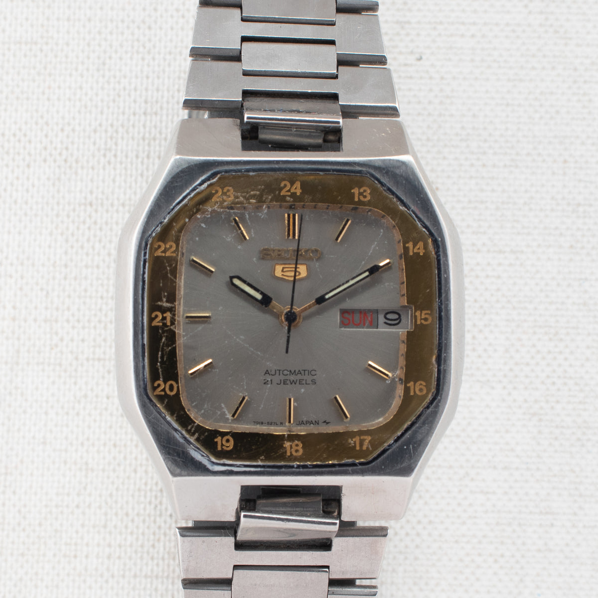 Vintage Seiko 5 7019-520B Automatic 21J Silver Dial Day Date Wristwatch