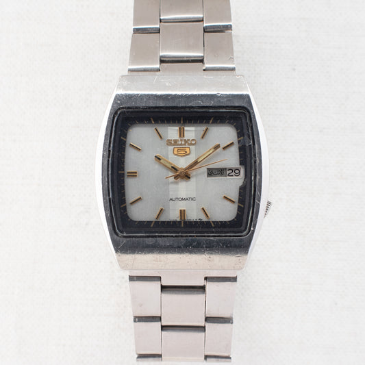 Vintage Seiko 5 7009-5760 Automatic 17J Silver Dial Day Date Wristwatch