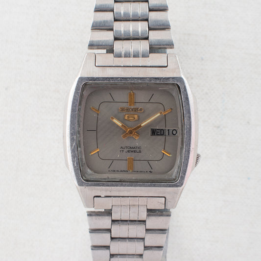 Vintage Seiko 5 7009-5862 Automatic 17J Silver Dial Day Date Wristwatch