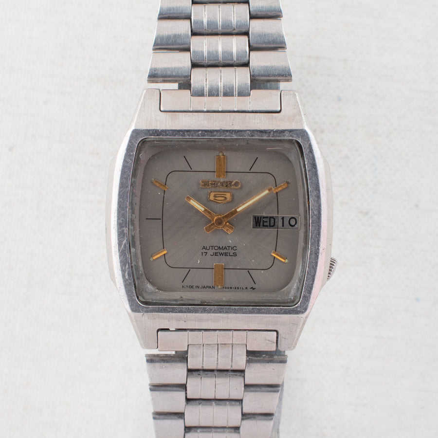 Vintage Seiko 5 7009-5862 Automatic 17J Silver Dial Day Date Wristwatch