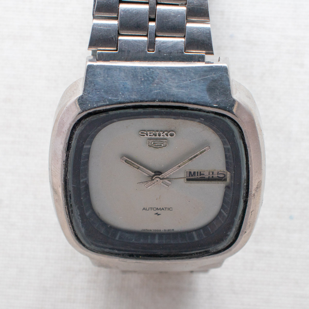Vintage Seiko 5 7009-5110 Automatic 17J White Dial Day Date Wristwatch