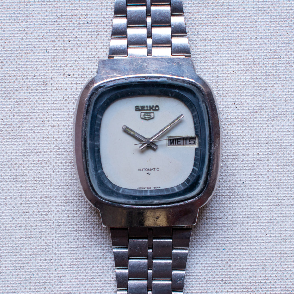 Vintage Seiko 5 7009-5110 Automatic 17J White Dial Day Date Wristwatch