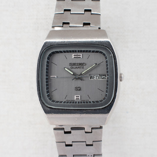Vintage Seiko SQ 8223-5080 Quartz Silver Dial Day Date Wristwatch