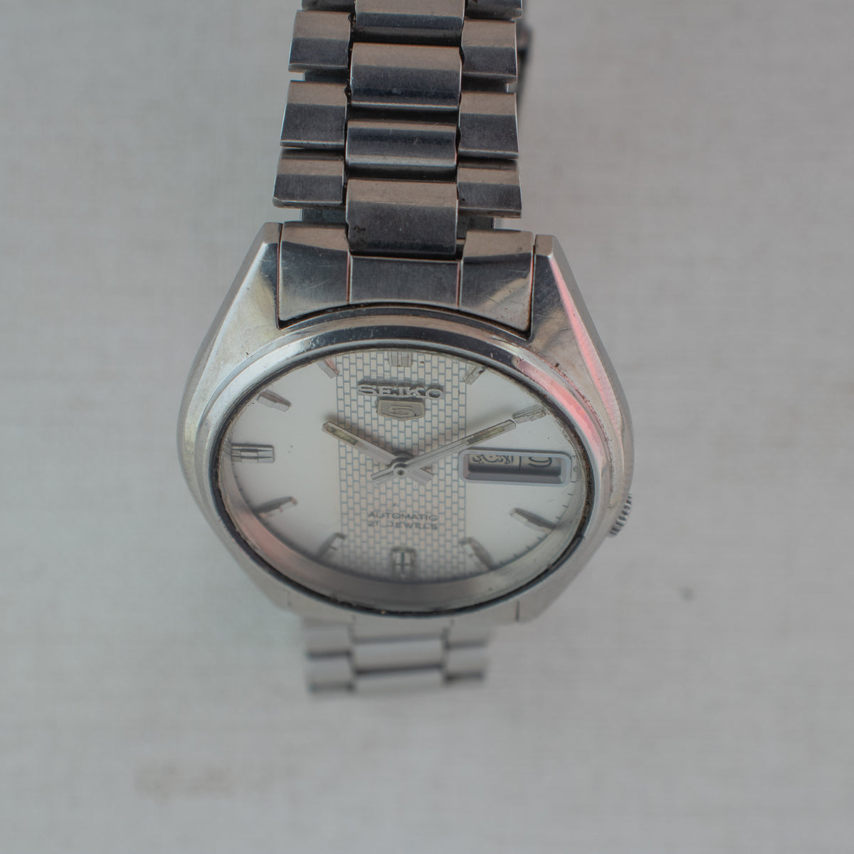 Vintage Seiko 5 7019-8180 Automatic 21J White Dial Day Date Wristwatch