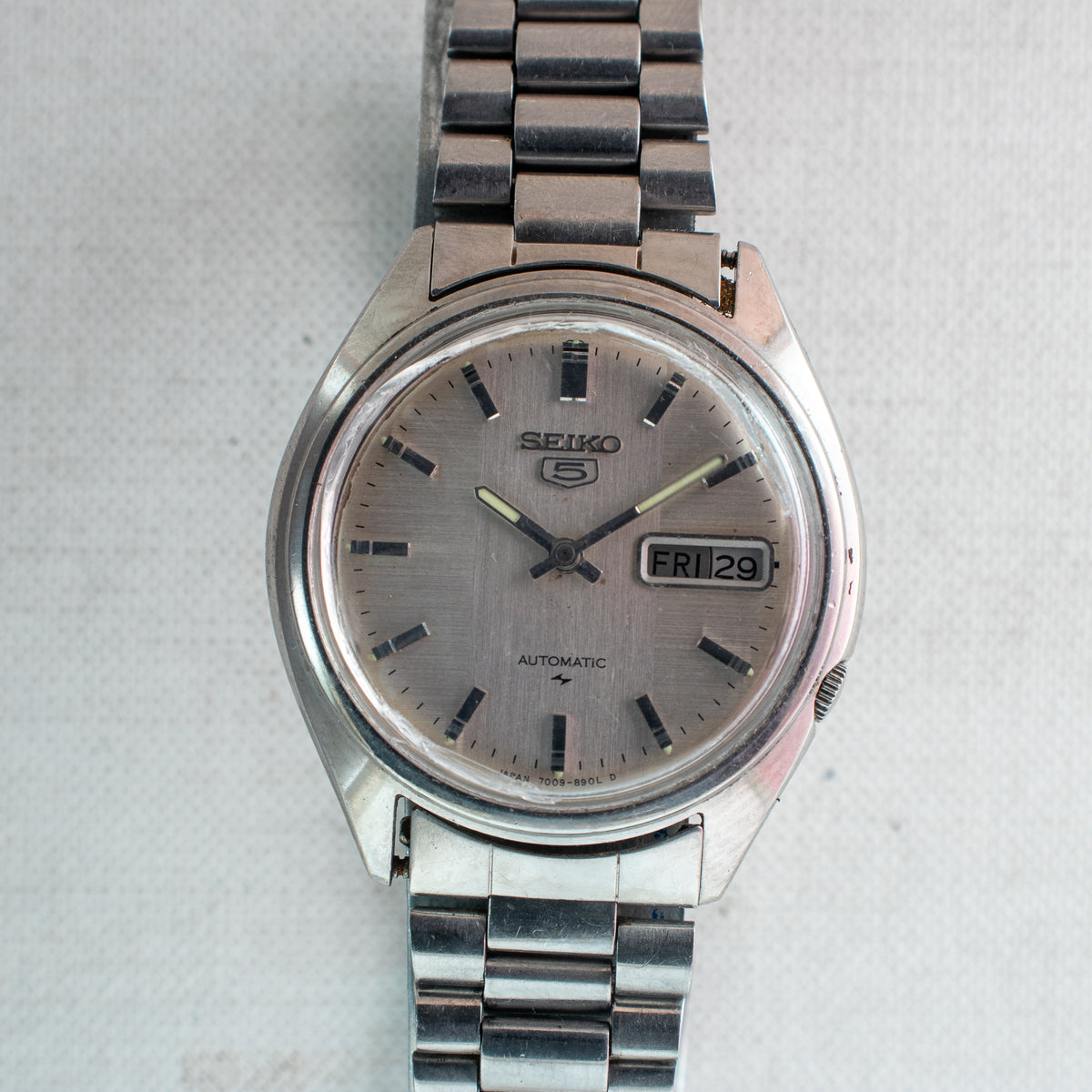Vintage Seiko 5 7009-8211 Automatic 17J Silver Dial Day Date Wristwatch