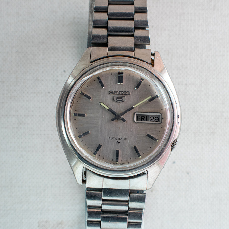 Vintage Seiko 5 7009-8211 Automatic 17J Silver Dial Day Date Wristwatch