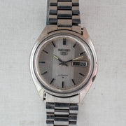 Vintage Seiko 5 7009-8211 Automatic 17J Silver Dial Day Date Wristwatch
