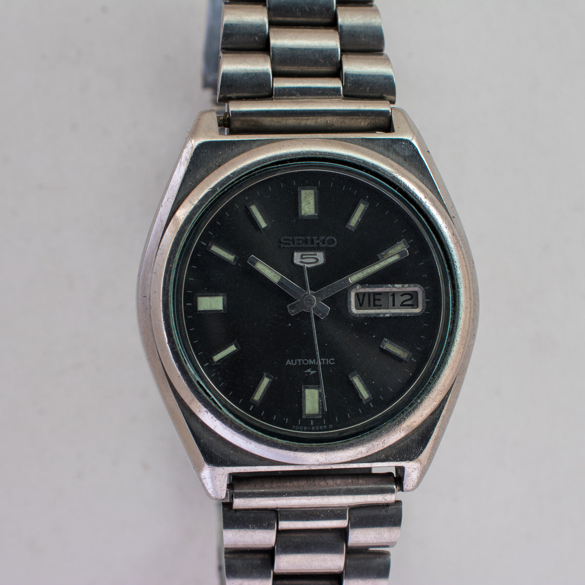 Vintage Seiko 5 7009-876J Automatic 17J Black Dial Day Date Wristwatch