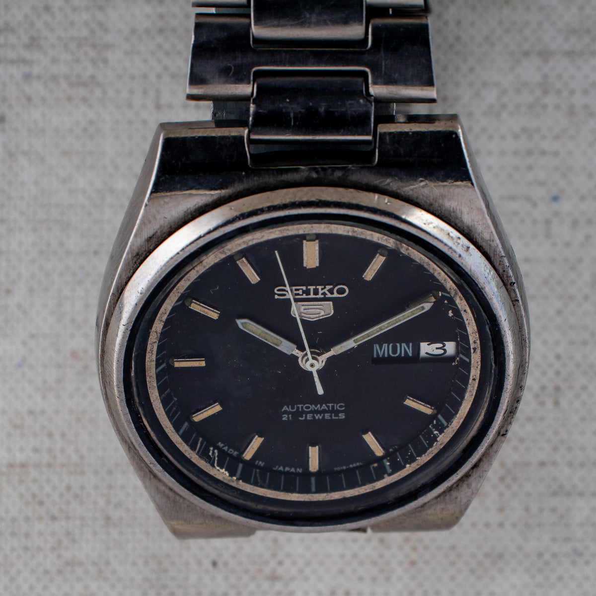 Vintage Seiko 5 7009-7031 Automatic 21J Black Dial Day Date Wristwatch