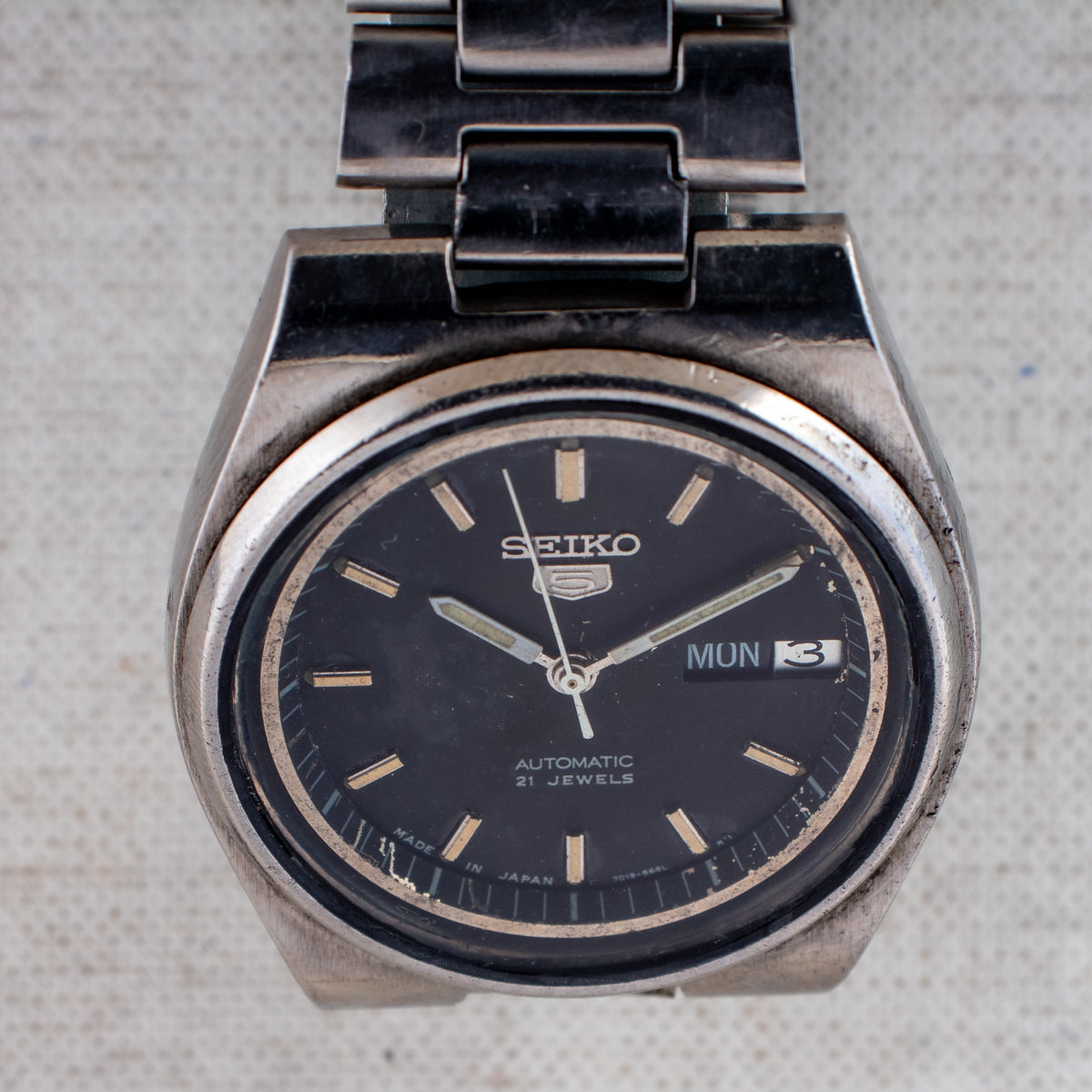 Vintage Seiko 5 7009-7031 Automatic 21J Black Dial Day Date Wristwatch
