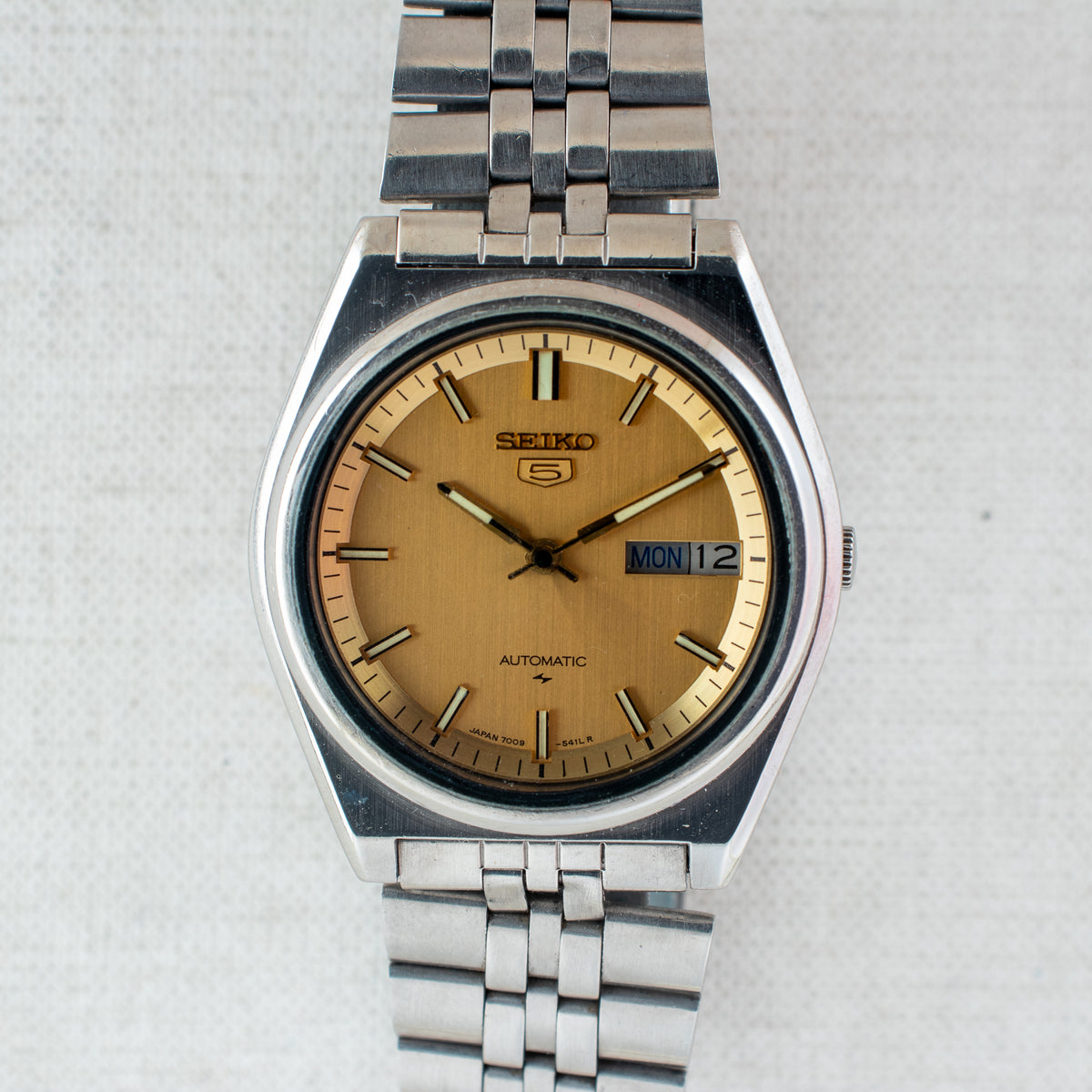 Vintage Seiko 5 7009-206K Automatic 17J Gold Dial Day Date Wristwatch
