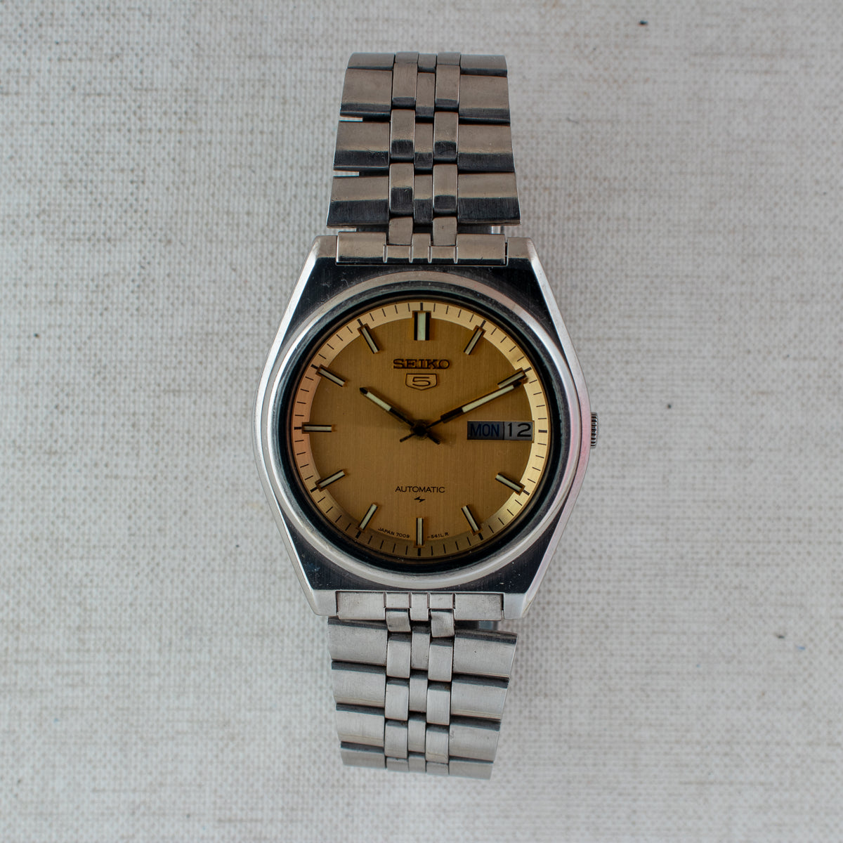 Vintage Seiko 5 7009-206K Automatic 17J Gold Dial Day Date Wristwatch