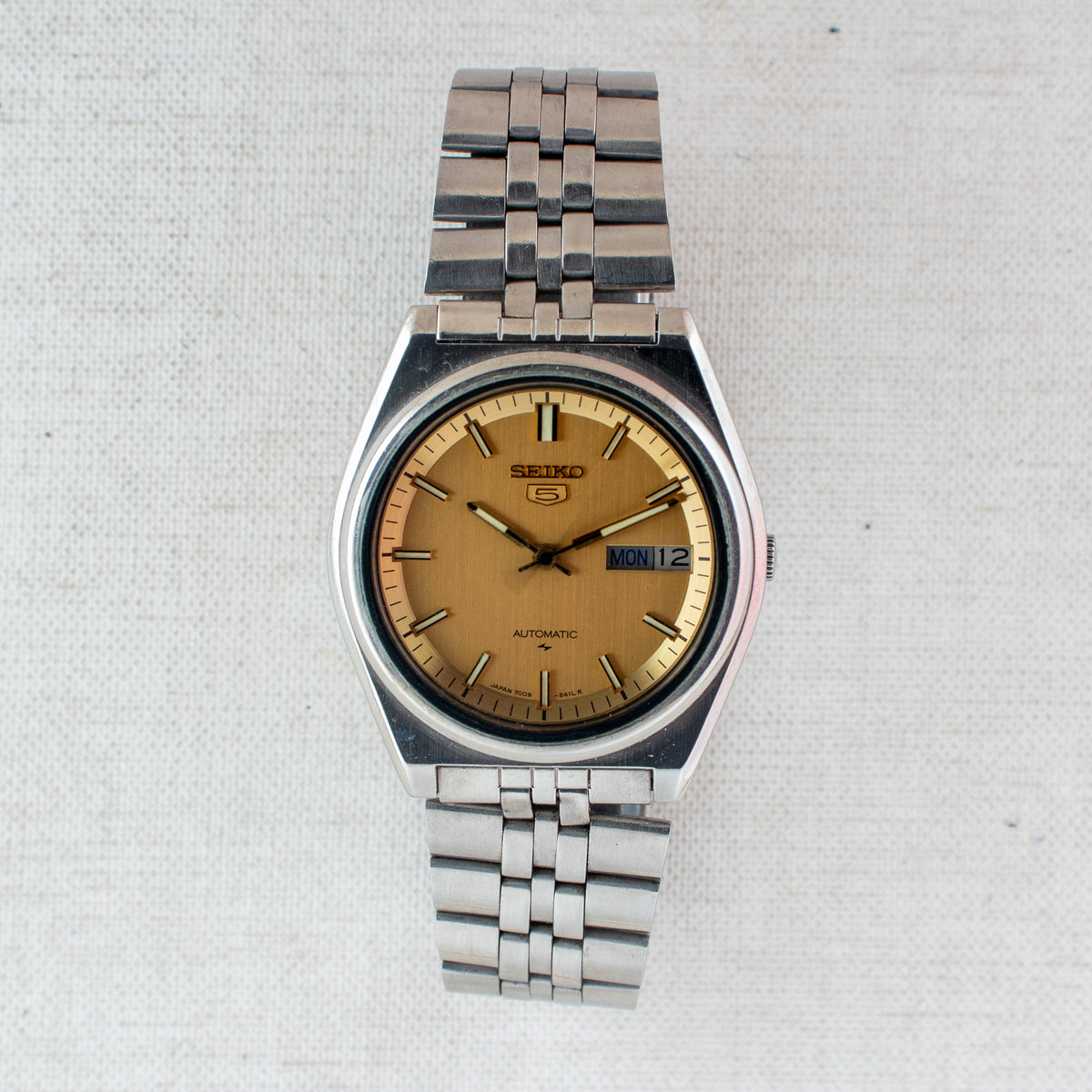 Vintage Seiko 5 7009-206K Automatic 17J Gold Dial Day Date Wristwatch