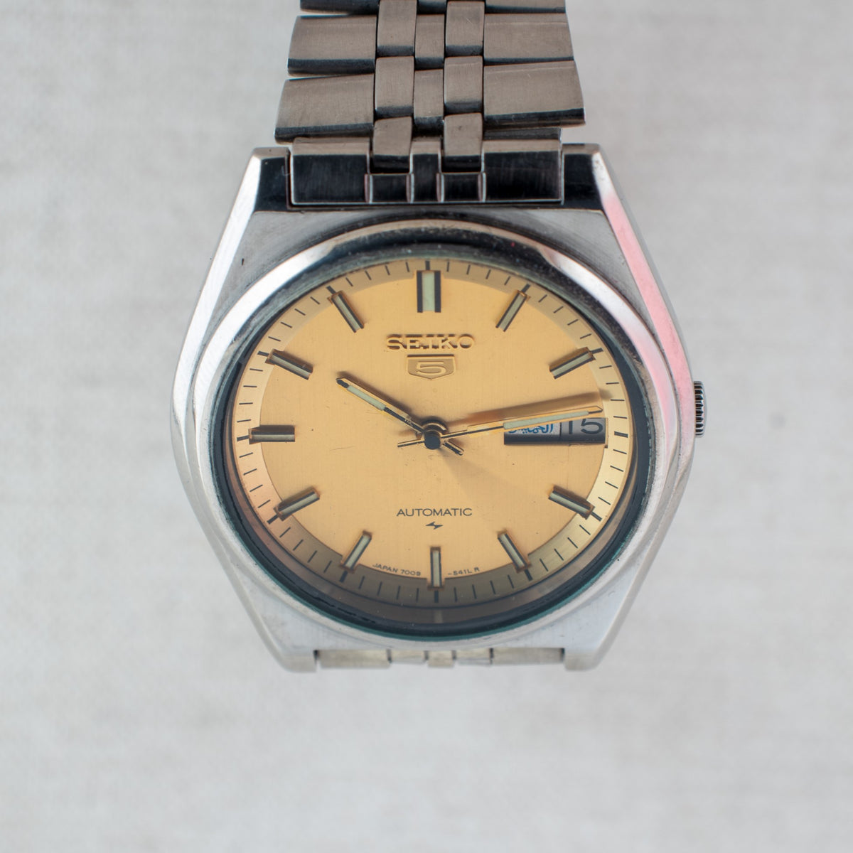 Vintage Seiko 5 7009-206K Automatic 17J Gold Dial Day Date Wristwatch