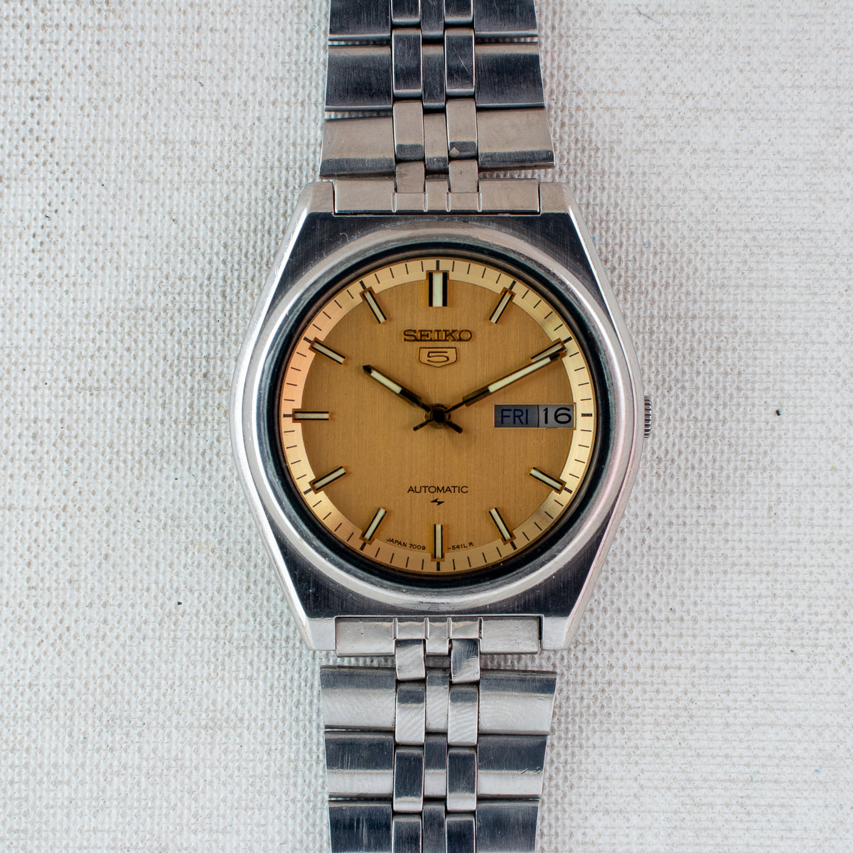 Vintage Seiko 5 7009-206K Automatic 17J Gold Dial Day Date Wristwatch