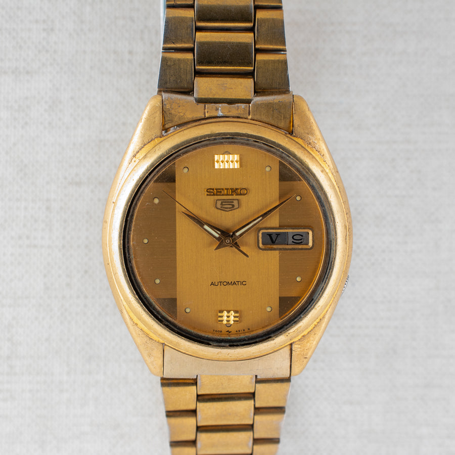 Vintage Seiko 5 7009-3100 Automatic 17J Gold Dial Day Date Wristwatch
