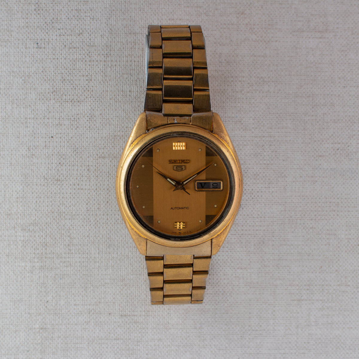 Vintage Seiko 5 7009-3100 Automatic 17J Gold Dial Day Date Wristwatch