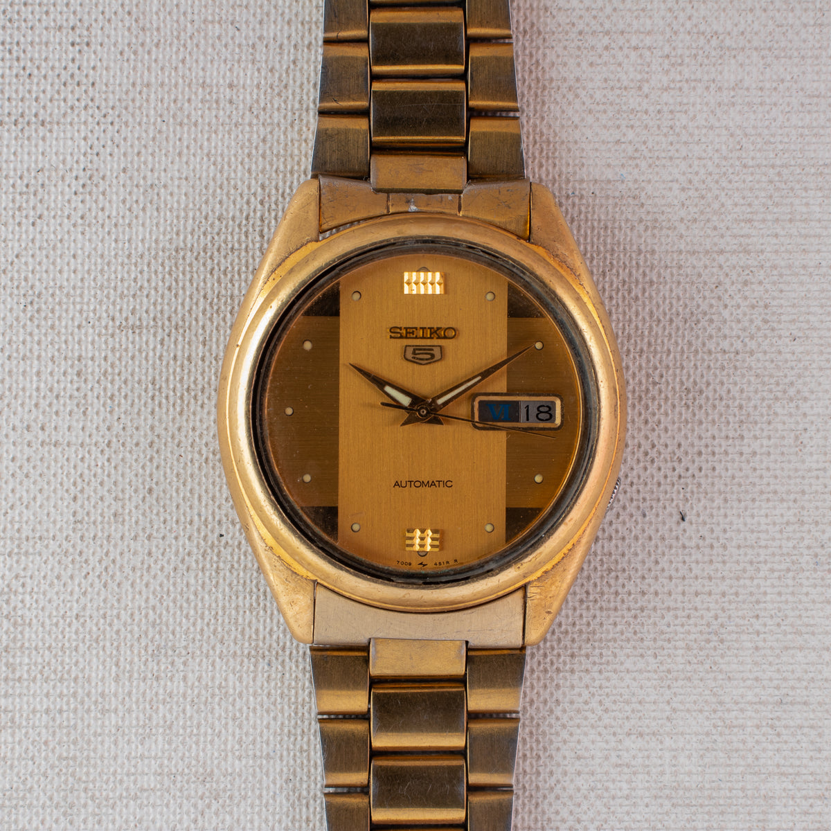 Vintage Seiko 5 7009-3100 Automatic 17J Gold Dial Day Date Wristwatch