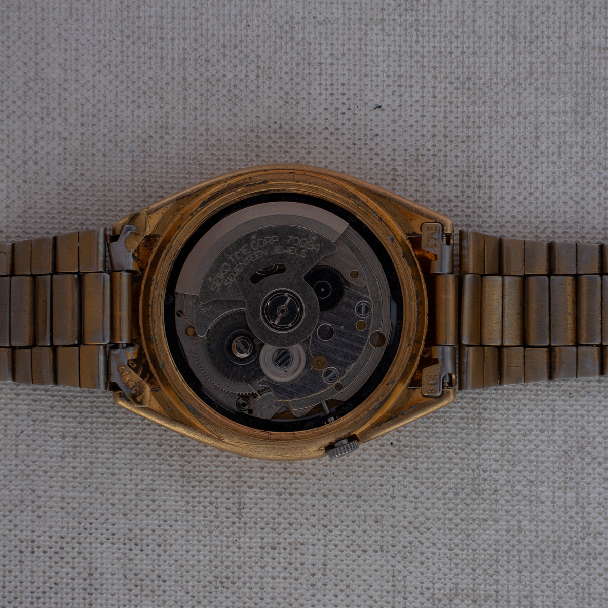 Vintage Seiko 5 7009-3100 Automatic 17J Gold Dial Day Date Wristwatch