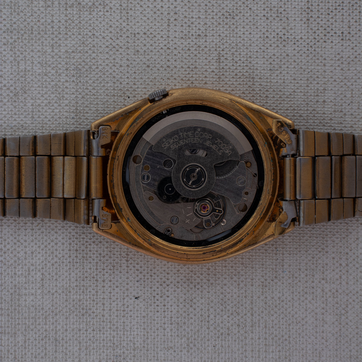 Vintage Seiko 5 7009-3100 Automatic 17J Gold Dial Day Date Wristwatch