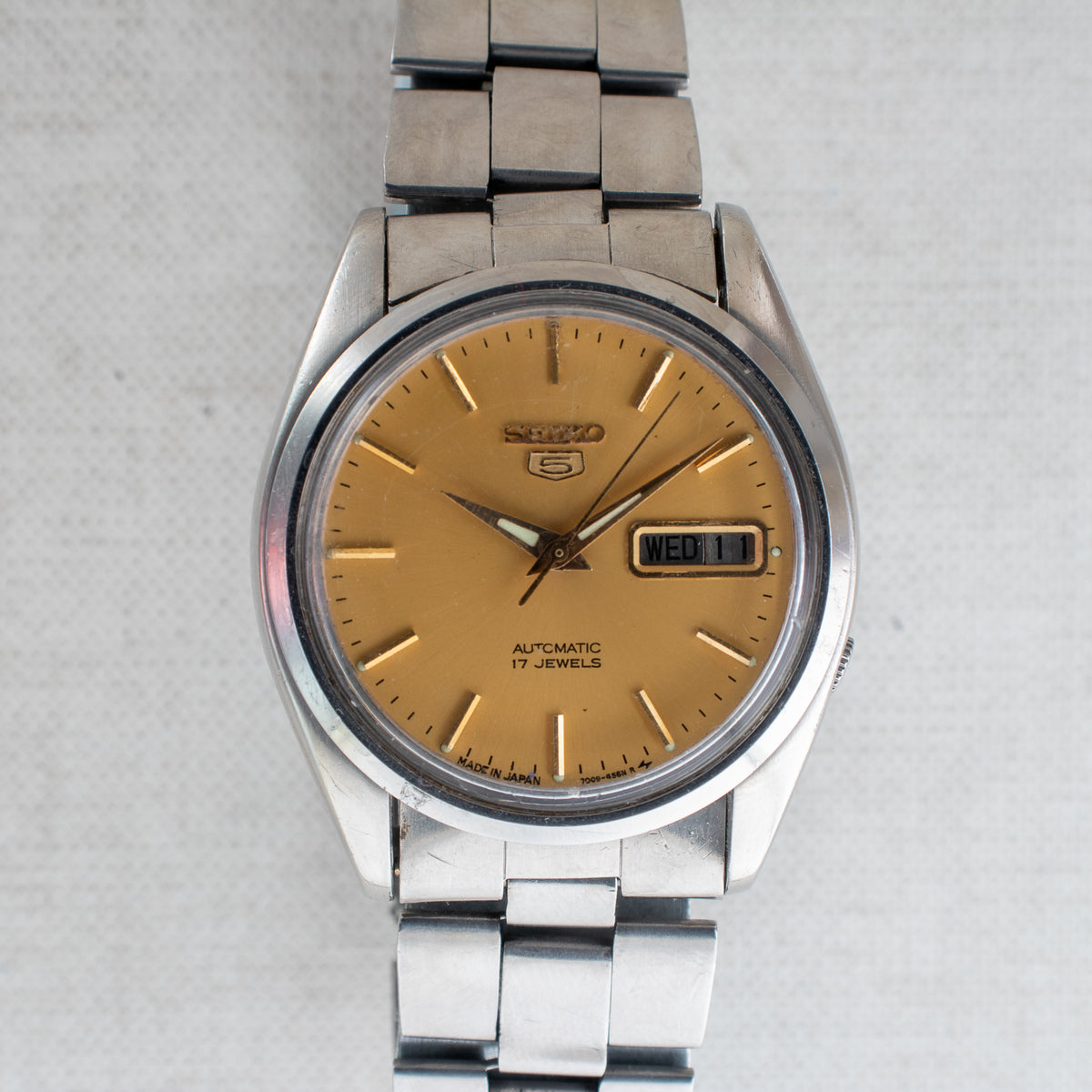 Vintage Seiko 5 7009-821J Automatic 17J Gold Dial Day Date Wristwatch
