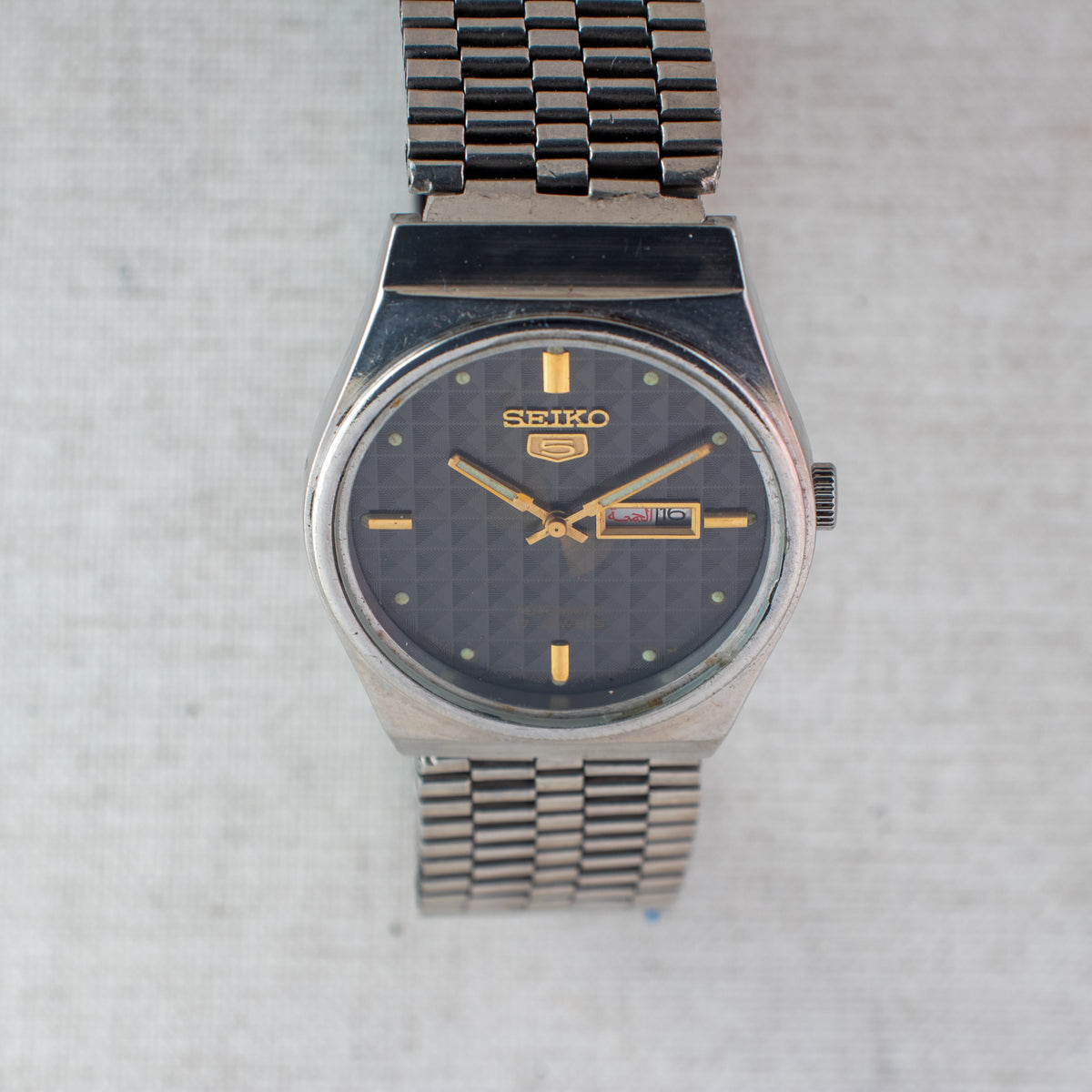Vintage Seiko 5 4206-0591 Automatic 17J Black Dial Day Date Wristwatch