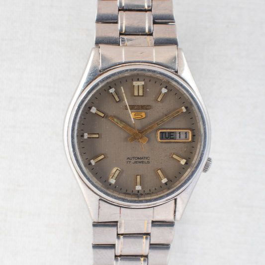Vintage Seiko 5 7009-8920 Automatic 17J Champagne Dial Day Date Wristwatch