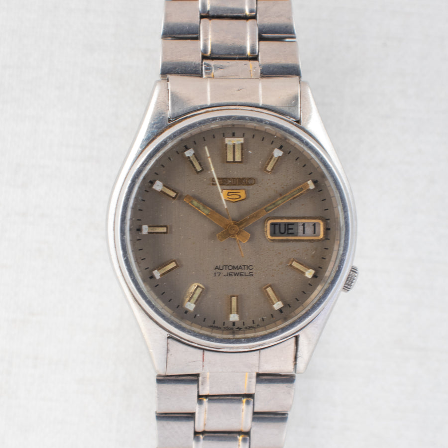 Vintage Seiko 5 7009-8920 Automatic 17J Champagne Dial Day Date Wristwatch