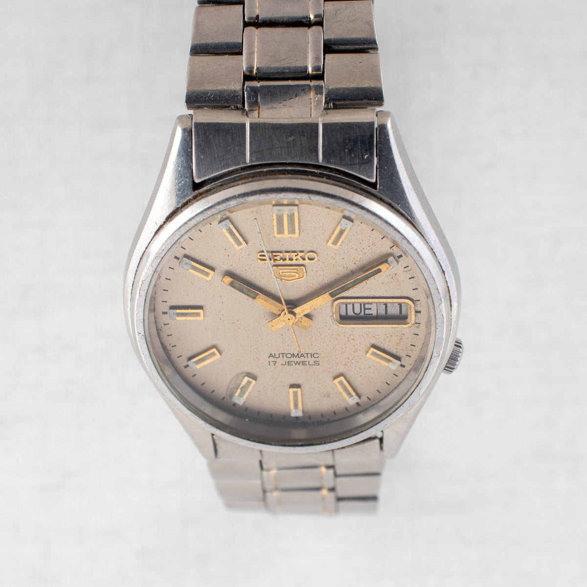 Vintage Seiko 5 7009-8920 Automatic 17J Champagne Dial Day Date Wristwatch