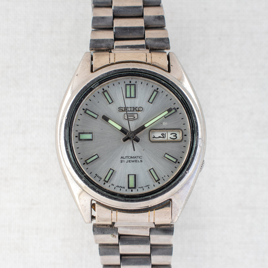 Vintage Seiko 5 7S26-3040 Automatic 21J Silver Dial Day Date Wristwatch