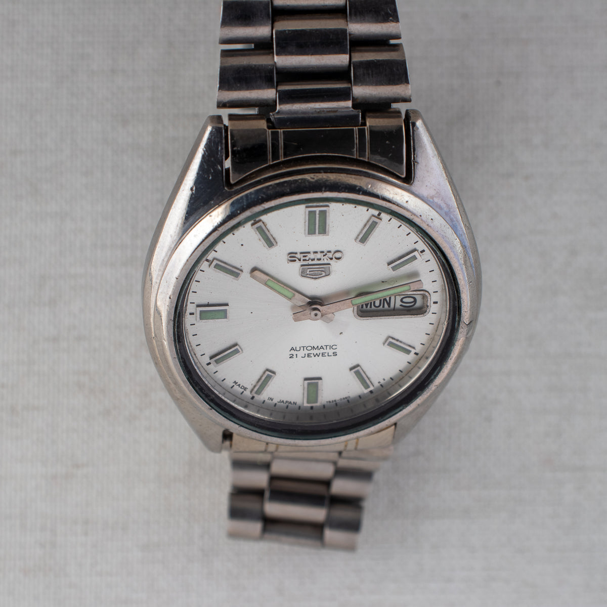 Vintage Seiko 5 7S26-3040 Automatic 21J Silver Dial Day Date Wristwatch