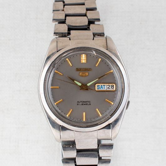 Vintage Seiko 5 7S26-8210 Automatic 21J Grey Dial Day Date Wristwatch