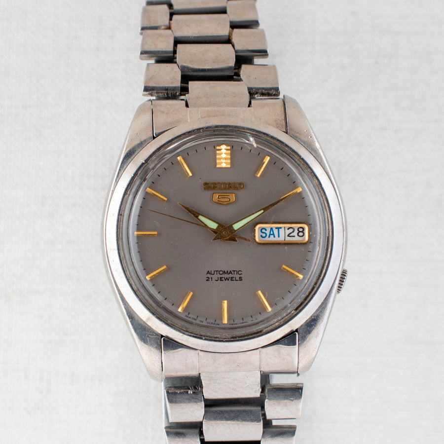 Vintage Seiko 5 7S26-8210 Automatic 21J Grey Dial Day Date Wristwatch