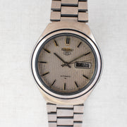 Vintage Seiko 5 7009-8600 Automatic 17J Grey Dial Day Date Wristwatch