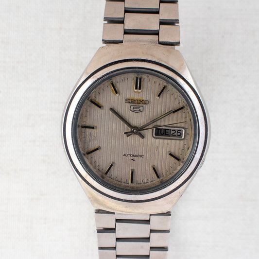 Vintage Seiko 5 7009-8600 Automatic 17J Grey Dial Day Date Wristwatch