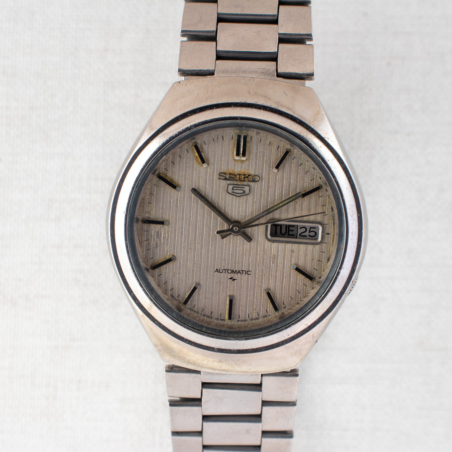 Vintage Seiko 5 7009-8600 Automatic 17J Grey Dial Day Date Wristwatch