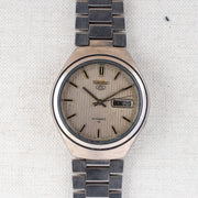 Vintage Seiko 5 7009-8600 Automatic 17J Grey Dial Day Date Wristwatch