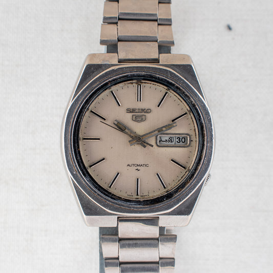 Vintage Seiko 5 7009-885R Automatic 17J Cream Dial Day Date Wristwatch