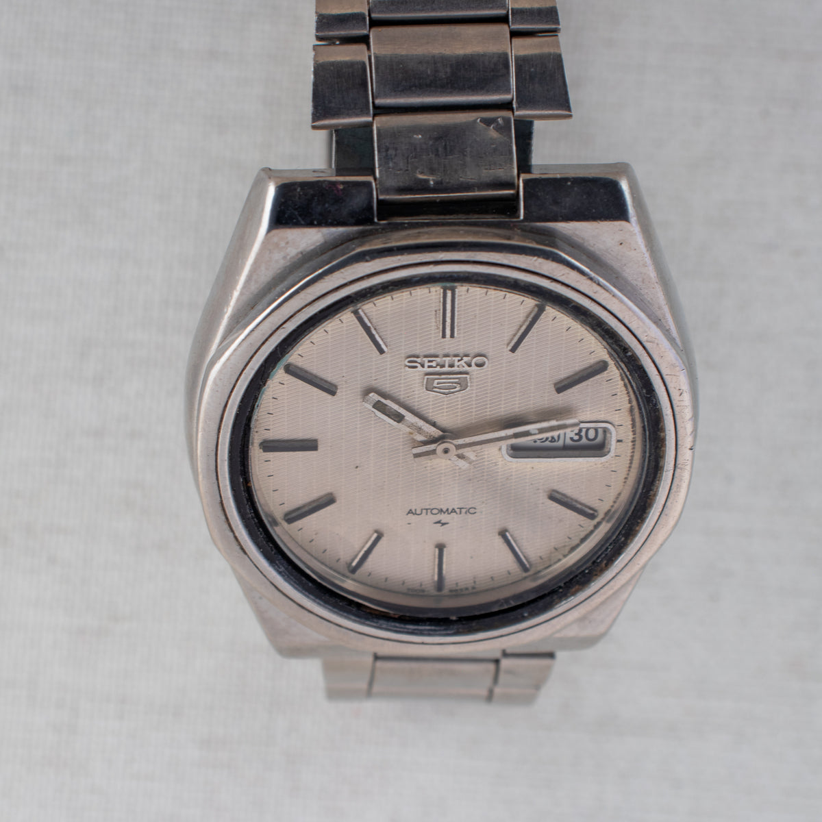Vintage Seiko 5 7009-885R Automatic 17J Cream Dial Day Date Wristwatch